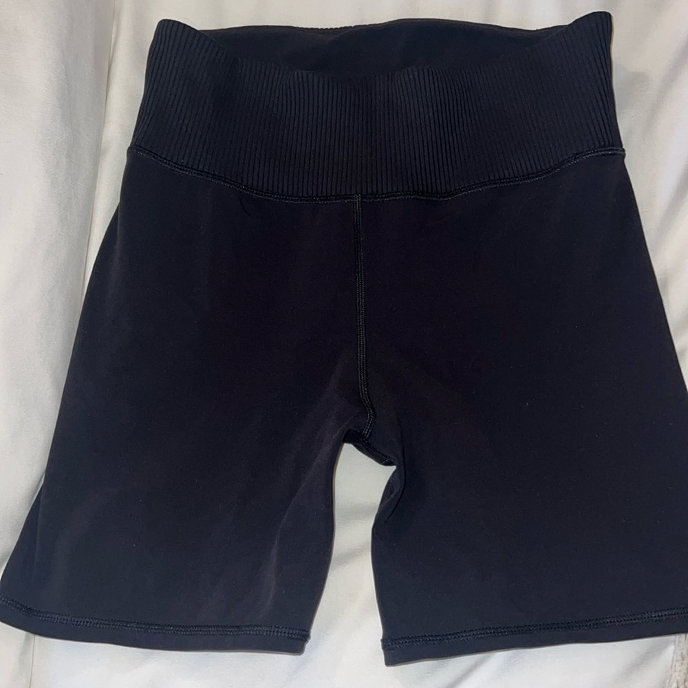 Vuori ribbed studio short